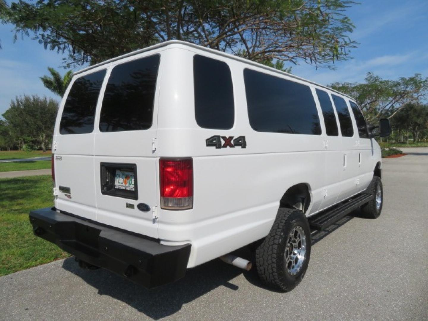 2014 White /GRAY Ford E-Series Wagon XLT (1FBSS3BL6ED) , AUTOMATIC transmission, located at 4301 Oak Circle #19, Boca Raton, FL, 33431, (954) 561-2499, 26.388861, -80.084038 - Photo#19